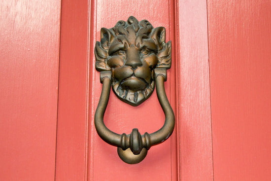 A Home Owner's Guide to the Different Types of Door Knockers