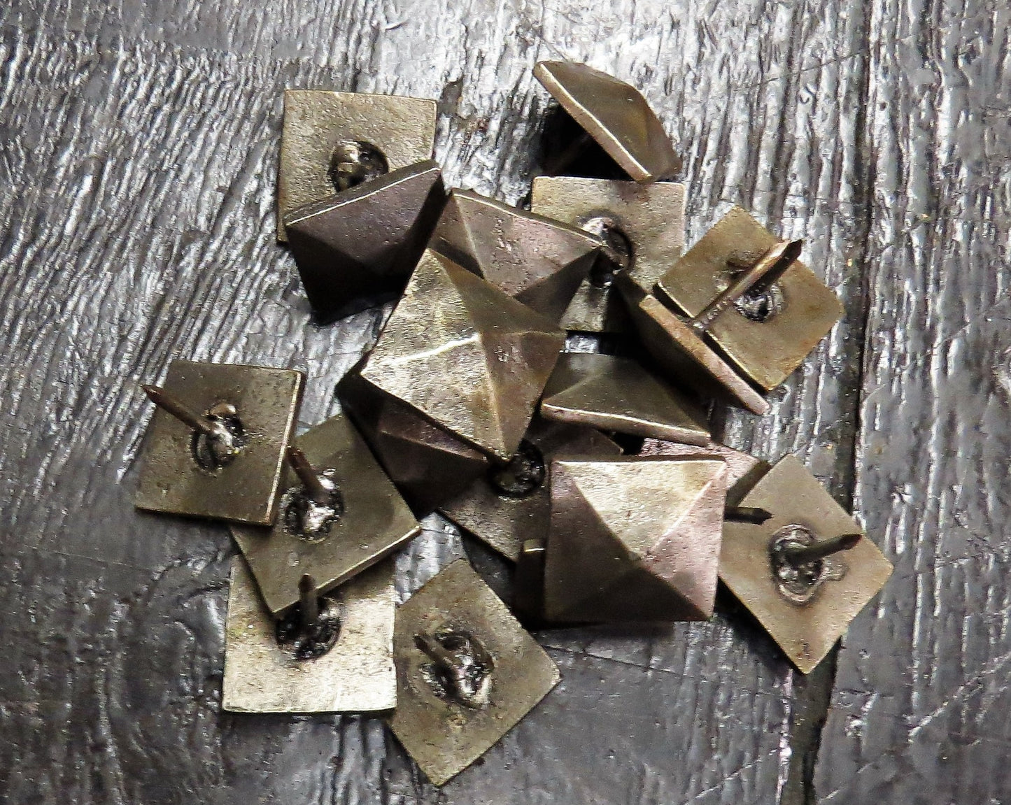 Load image into Gallery viewer, Bulk Box 1 1/2&amp;quot; Square Hammered Pyramid Head Nails (QTY 80)
