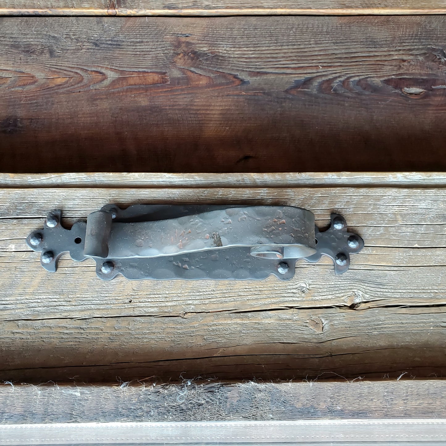 Tirador de puerta de hierro de catedral gótica