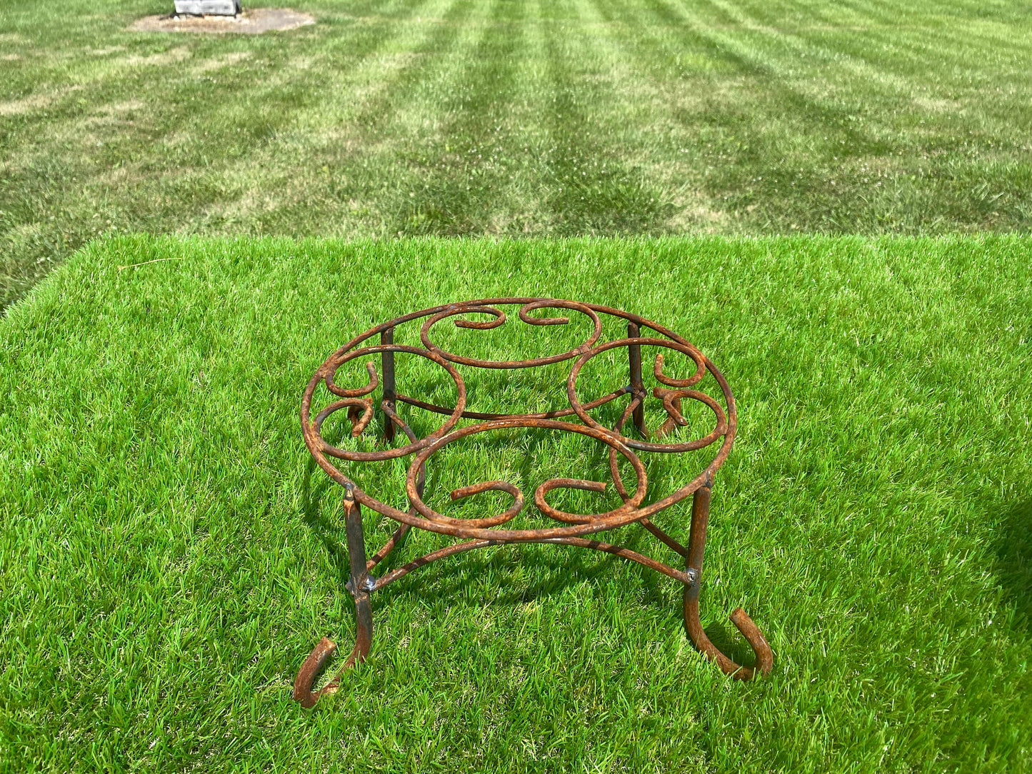 Medium Wrought Iron Plant Stand - Statue Riser- Pedestal - Outdoor Lawn and Garden Accessory - Decorative Planter Elevator - Floral Extender