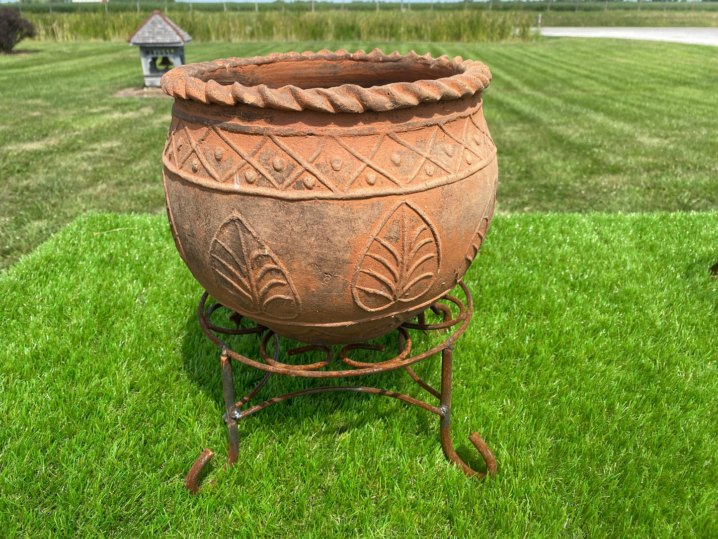 Medium Wrought Iron Plant Stand - Statue Riser- Pedestal - Outdoor Lawn and Garden Accessory - Decorative Planter Elevator - Floral Extender