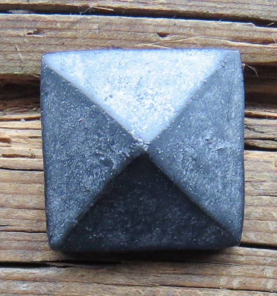 Clous carrés martelés à tête pyramidale de 3/4 po