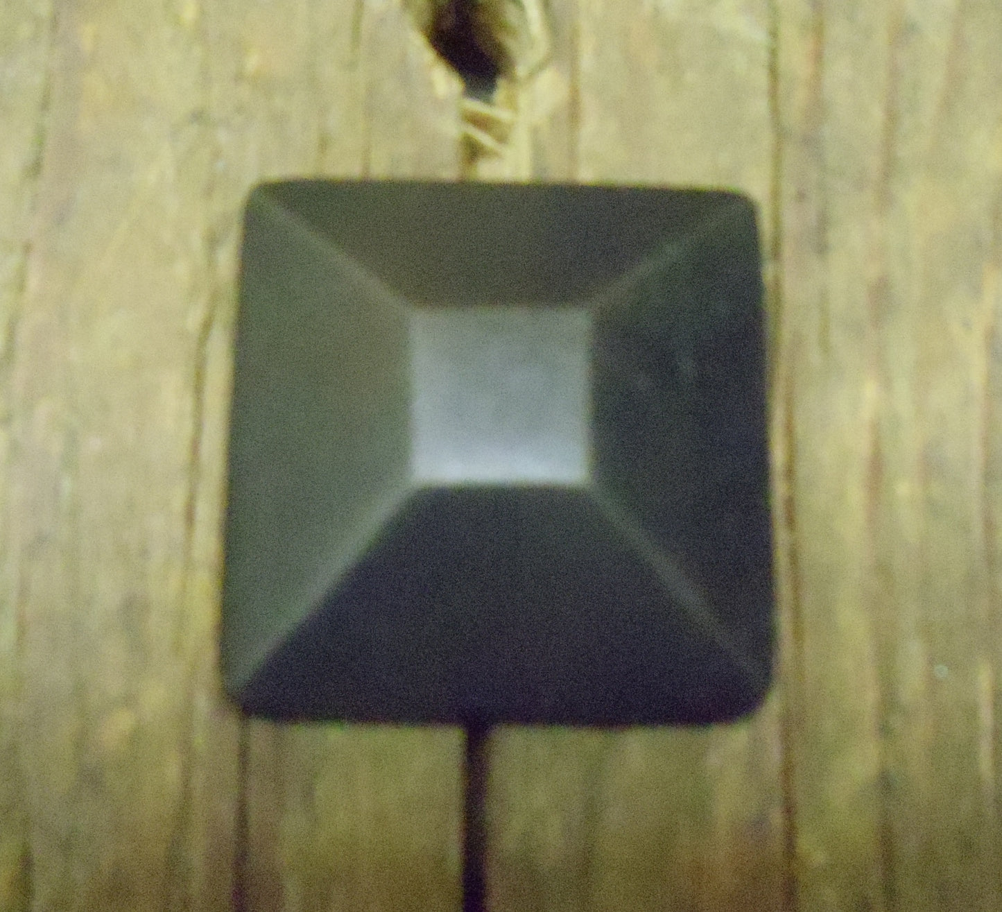 Clavo de cabeza piramidal de 3/4" de espesor