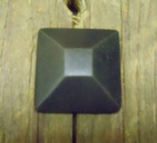 Clavo de cabeza piramidal de 3/4" de espesor