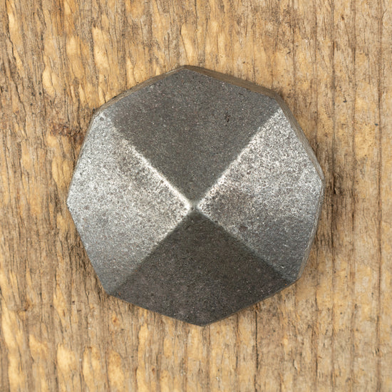 Clavo hexagonal de cabeza piramidal de 1 1/2"