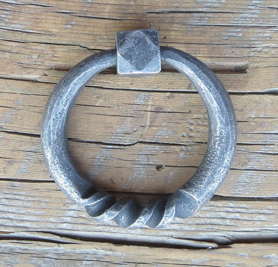 Tirador de anillo con base giratoria redonda