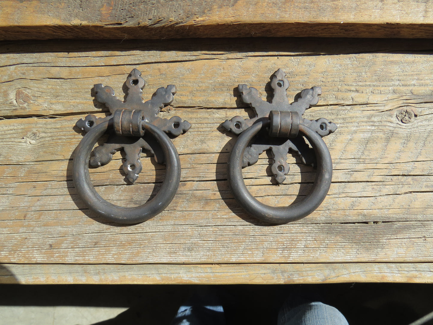 Aldaba de puerta de hierro Tudor Revival/tirador de anillo