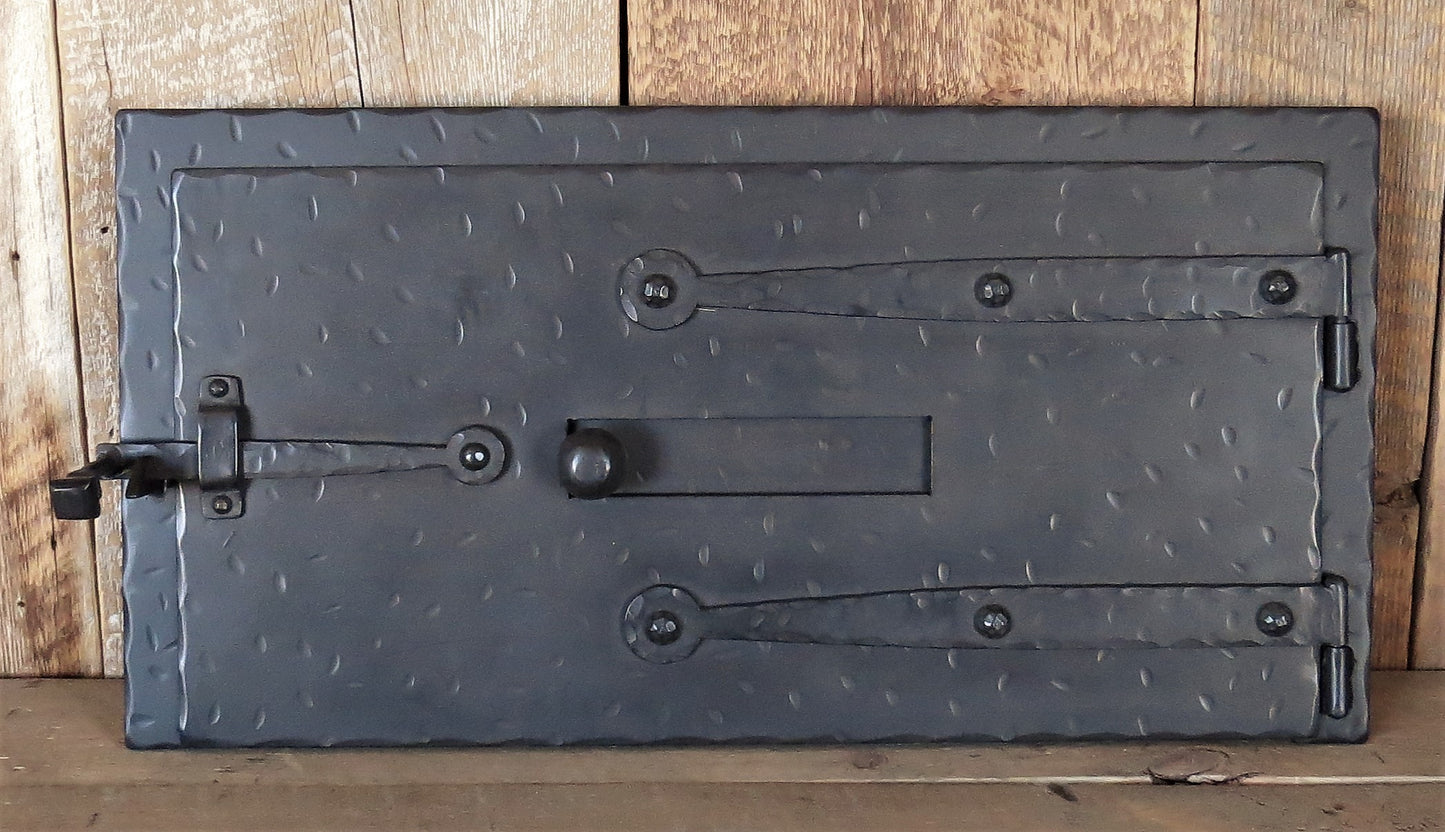 Cargar imagen en el visor de la galería, XL Italian Square Pizza Oven Door hammered rustic with latch and damper
