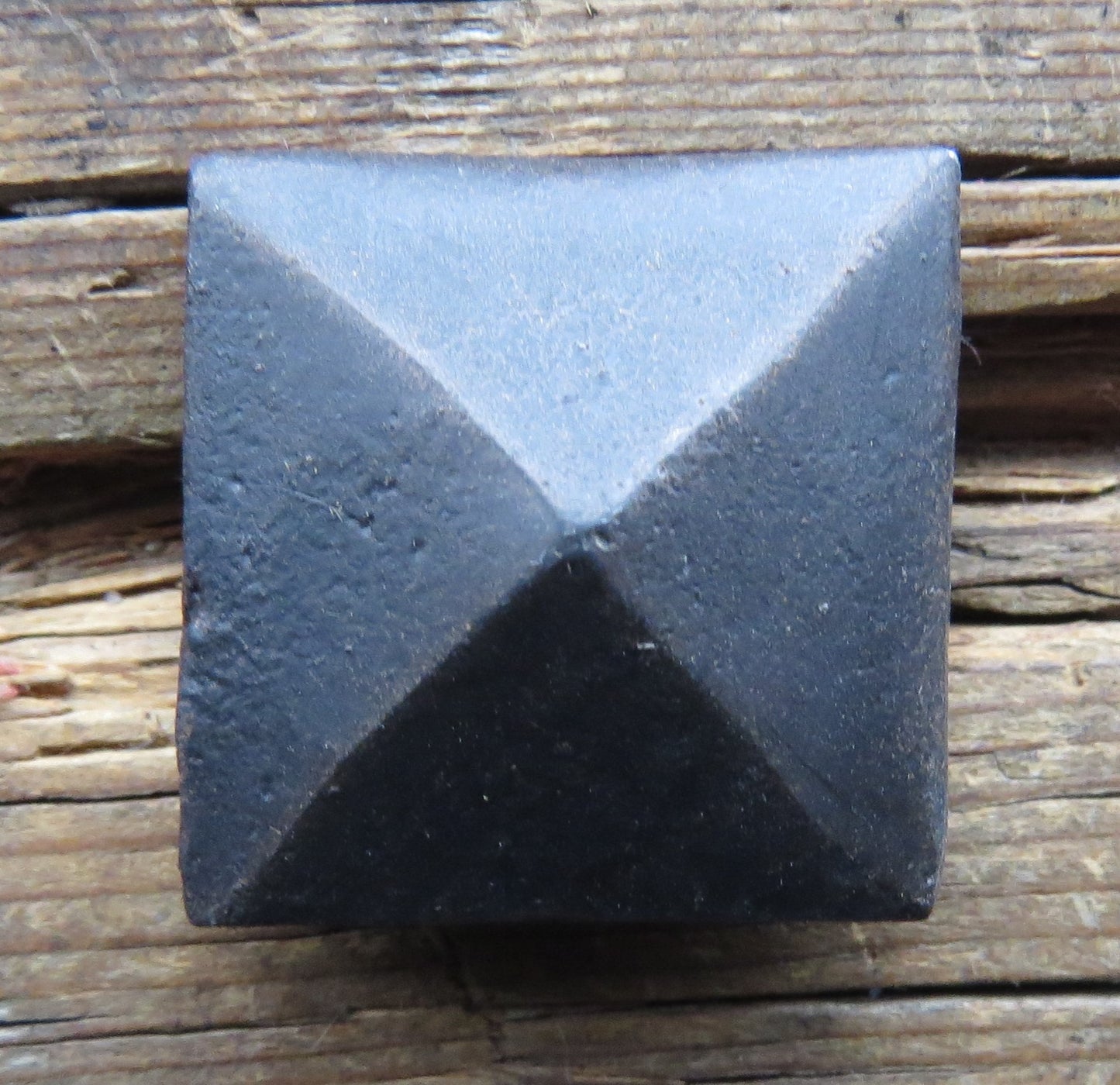 Clous carrés martelés à tête pyramidale de 3/4 po
