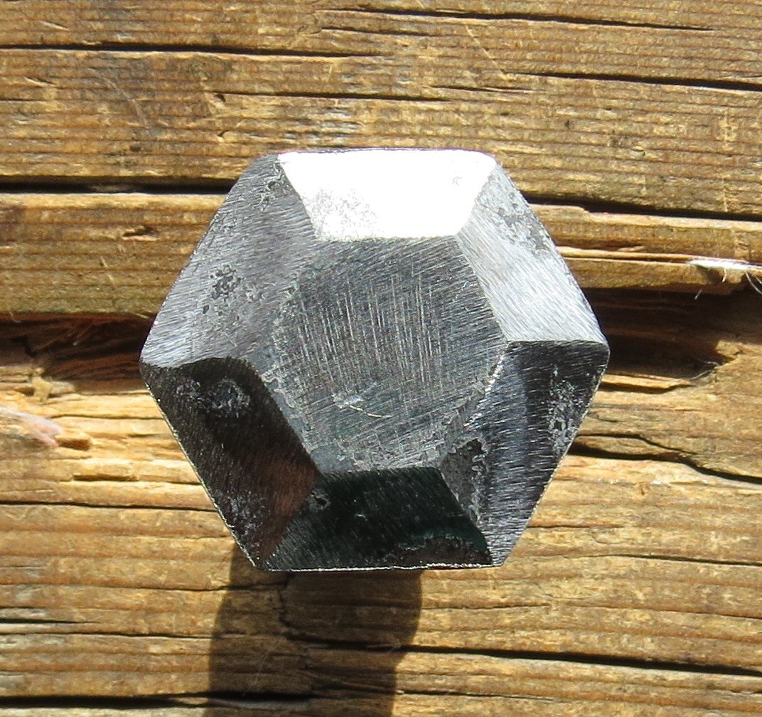 Perno de cabeza hexagonal piramidal de 1/4" de diámetro