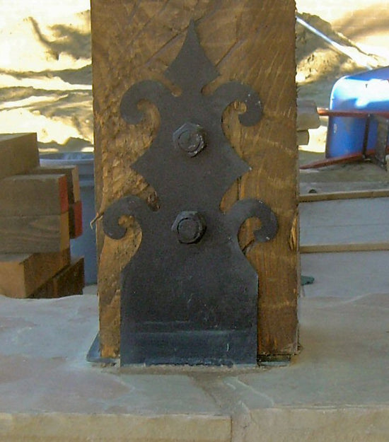 Base de poteau romane en fer à encastrer