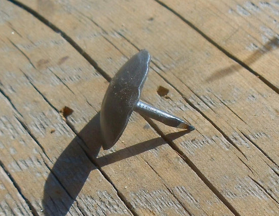 Clavo de cúpula martillado de 1 1/4"