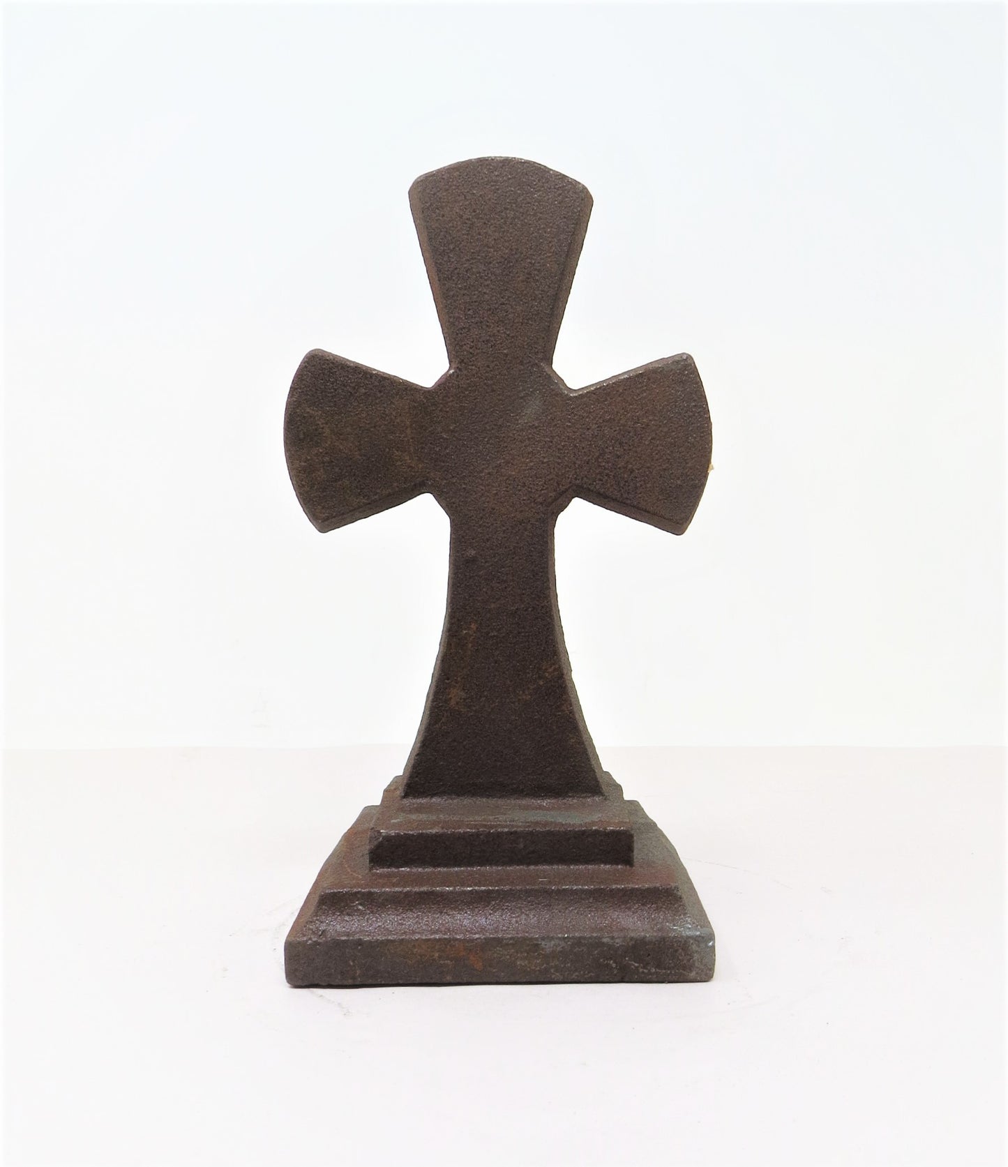 Croix de fer médiévale sur pied