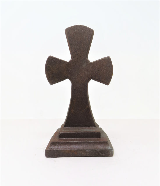 Croix de fer médiévale sur pied