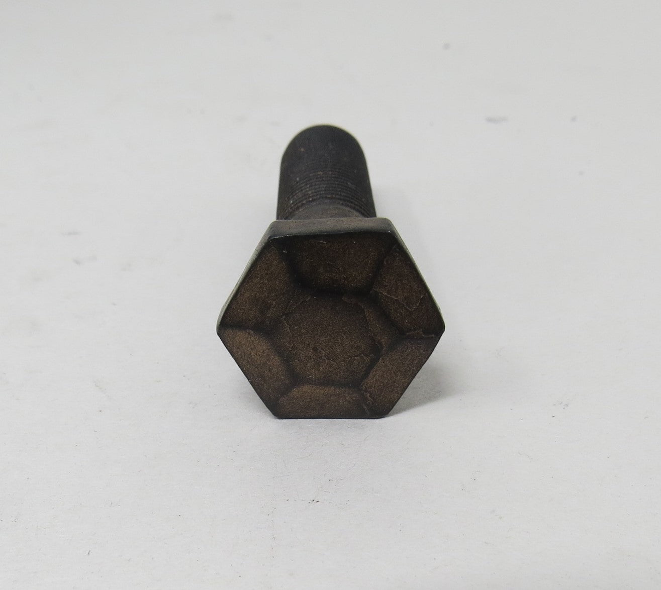 Tirafondo de cabeza hexagonal piramidal de 3/4" de diámetro